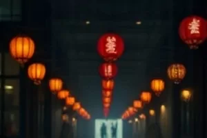 深潜器舷窗外透出微弱蓝光的海底纪实画面